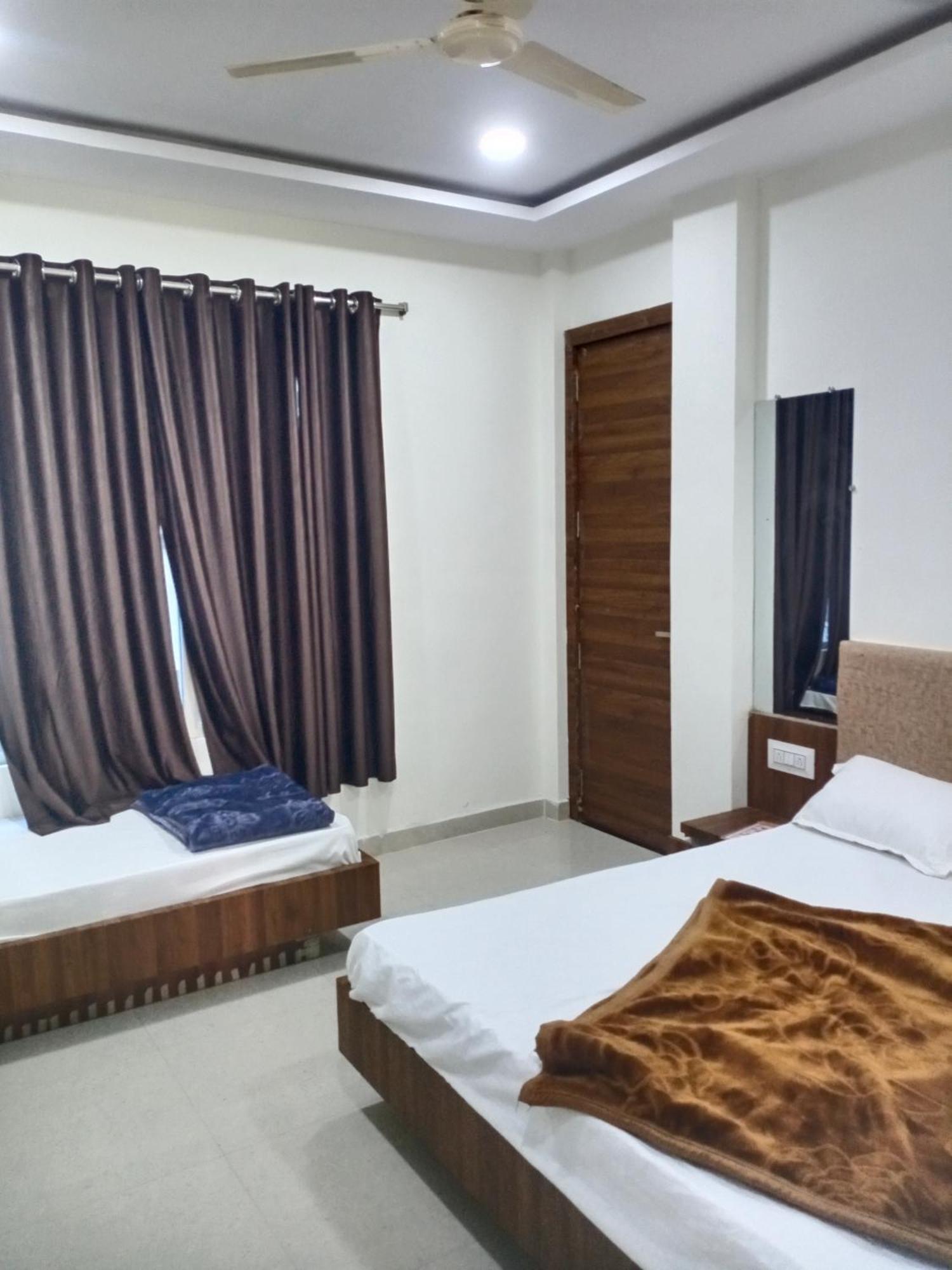 Hotel Soham Palace 乌贾因 外观 照片